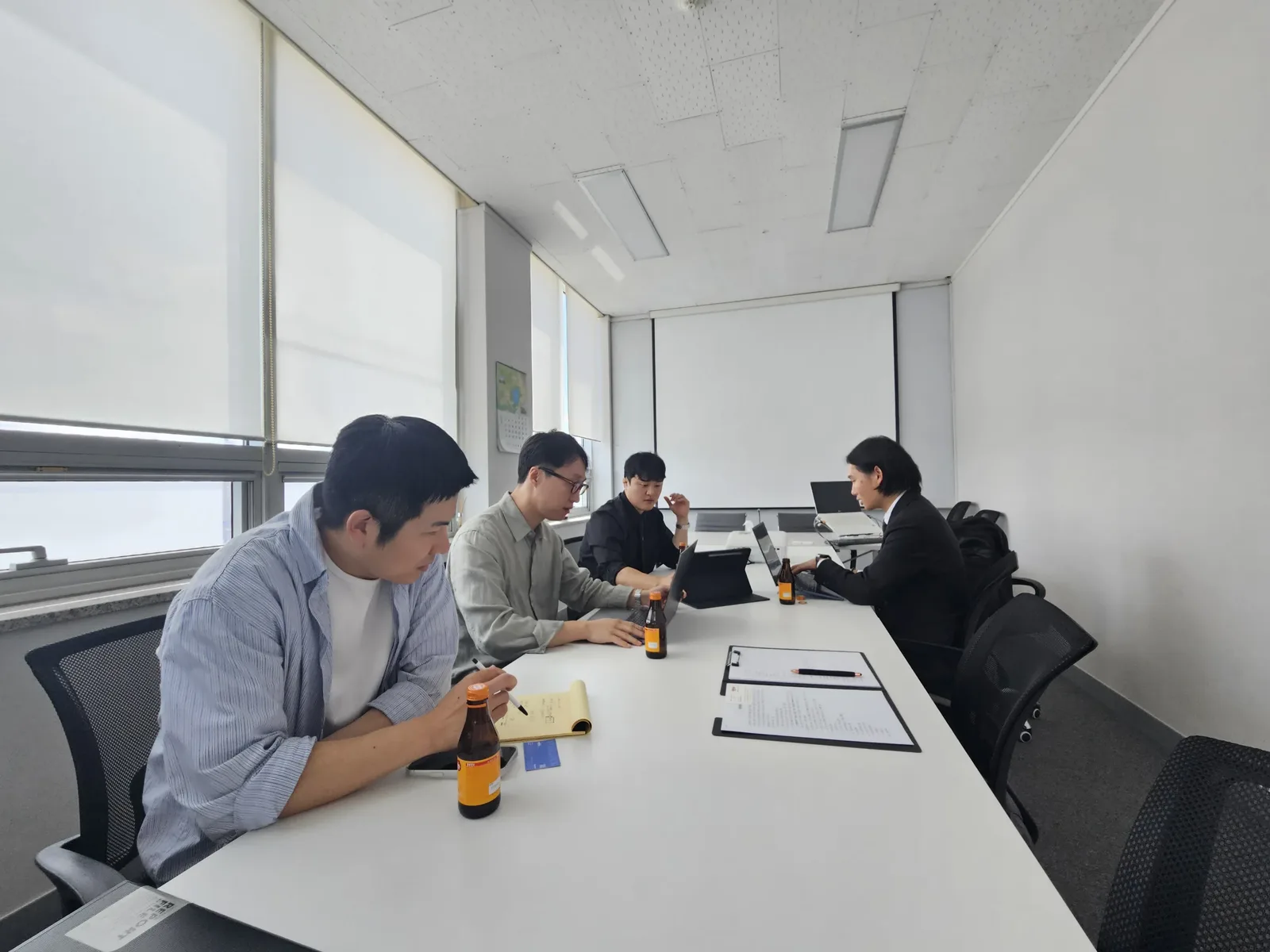 자금치유연구소 실무진이 함께 회의하며 사업 방향을 검토하는 모습
